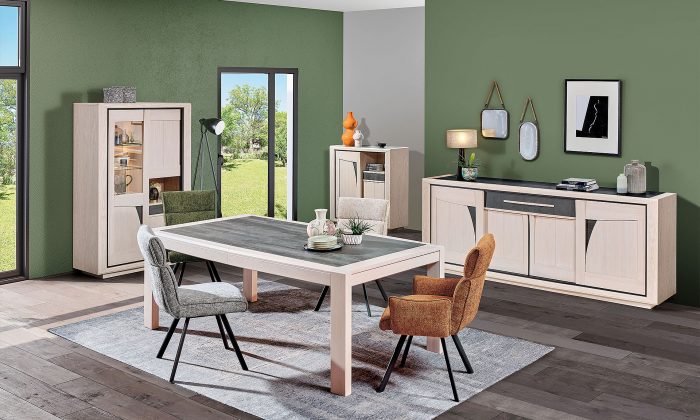 Photo d'une salle a manger avec une collection comportant une table de repas, une vitrine, un bibus, une enfilade et des chaises. Les meubles présente des finitions chêne teinte naturel et des éléments céramique marbré gris.